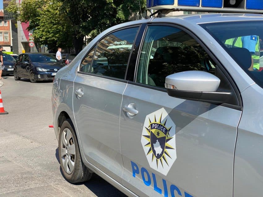 Dy persona shoqërohen në Polici, sekuestrohen dy armë zjarri dhe një thikë
