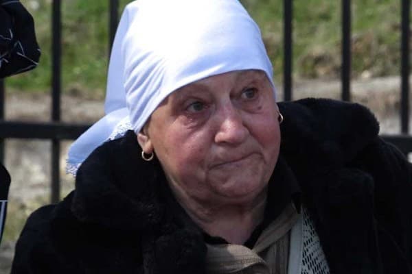 ​“Tash do ta bëjmë operacion në fyt”, rrëfen e moshuara nga Izbica për vrasjen e burrit të saj