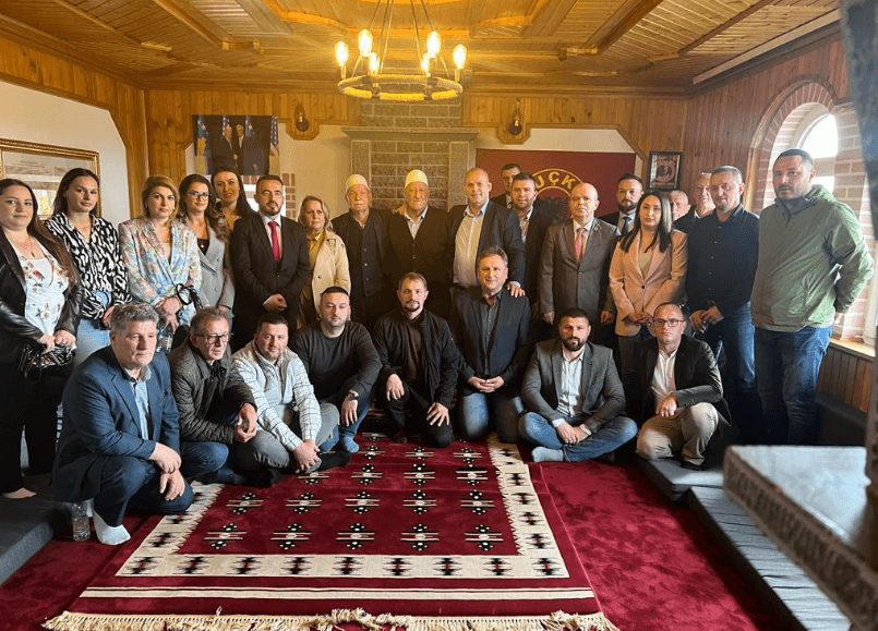 Lladrovci me asamblistët e të gjitha partive për Bajram te familja Thaçi e Veseli
