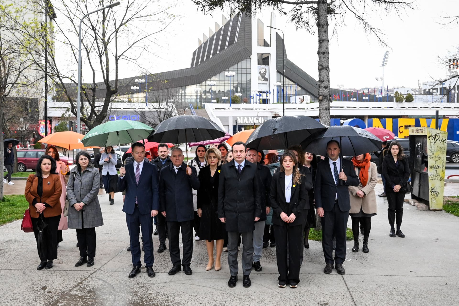 Kryeministri Kurti nderon viktimat dhe të mbijetuarit e dhunës seksuale gjatë luftës