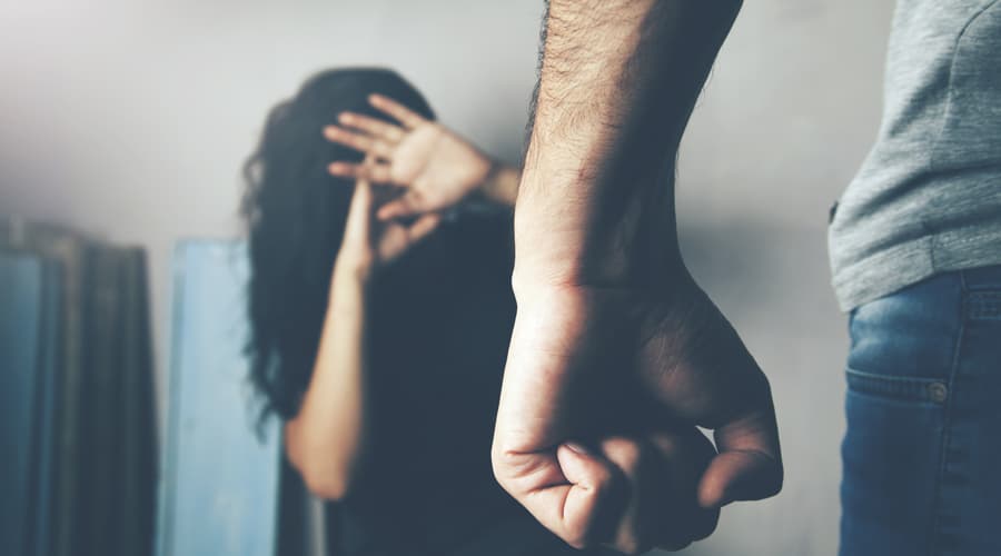 Shkoi për t’iu dërguar ushqim fëmijëve të saj, sulmohet fizikisht nga ish-bashkëshorti i saj
