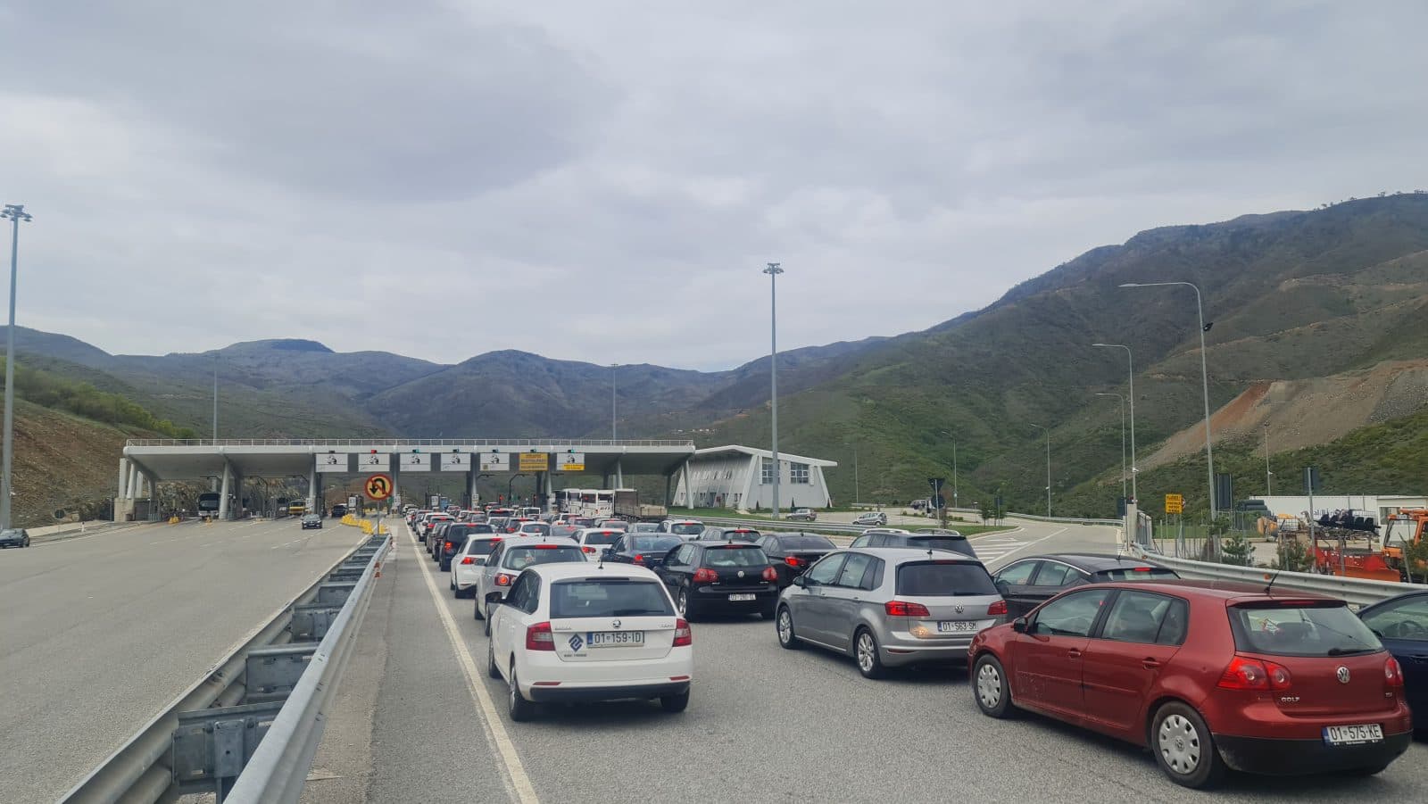 Shumë kosovarë ia mësyjnë Shqipërisë për 1 Maj, kolona në Kalimash