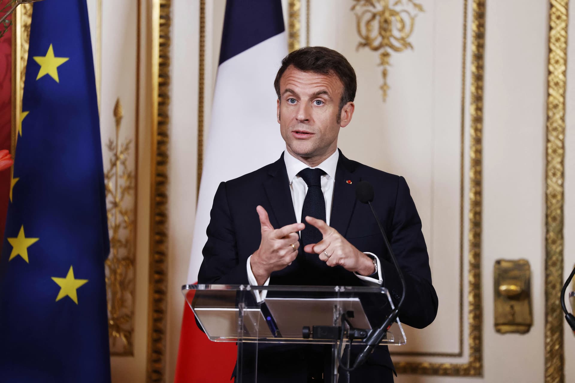 Macron nënshkruan ligjin për reformën në pensione, pavarësisht protestave