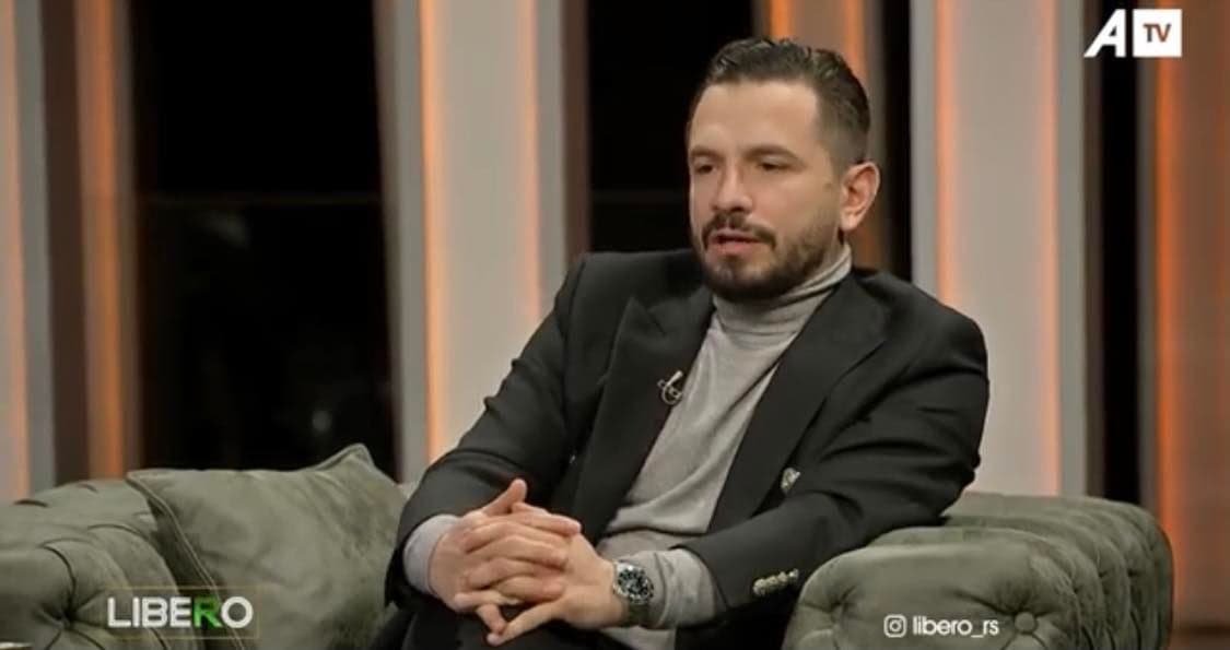 Kjo është historia e Petrit Kllokoqit se si e bullizua veç pse mbante syze
