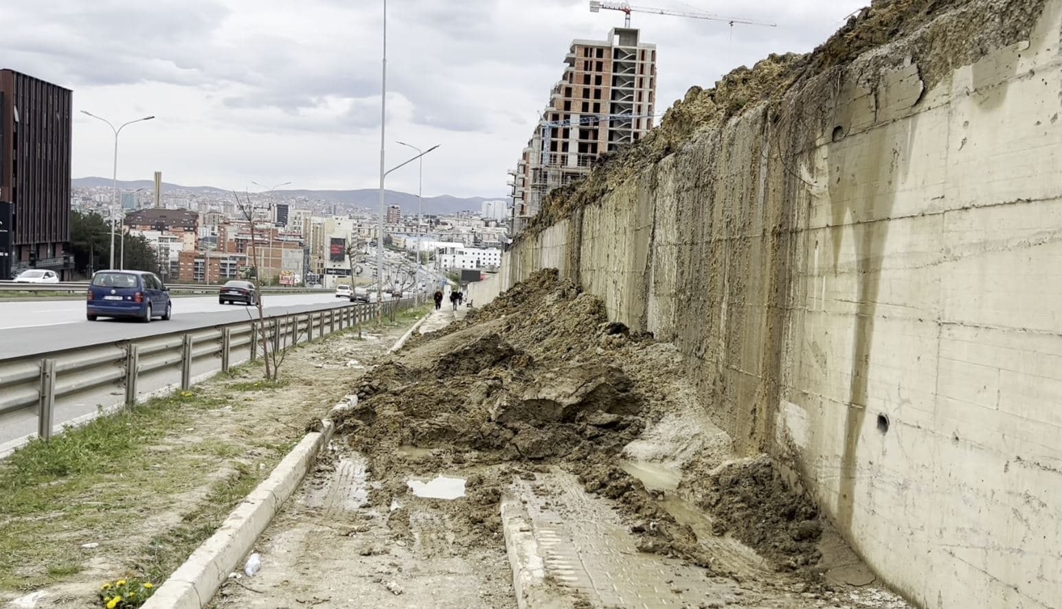 Shembet dheu në Veternik, nuk mund të kalojnë këmbësorët