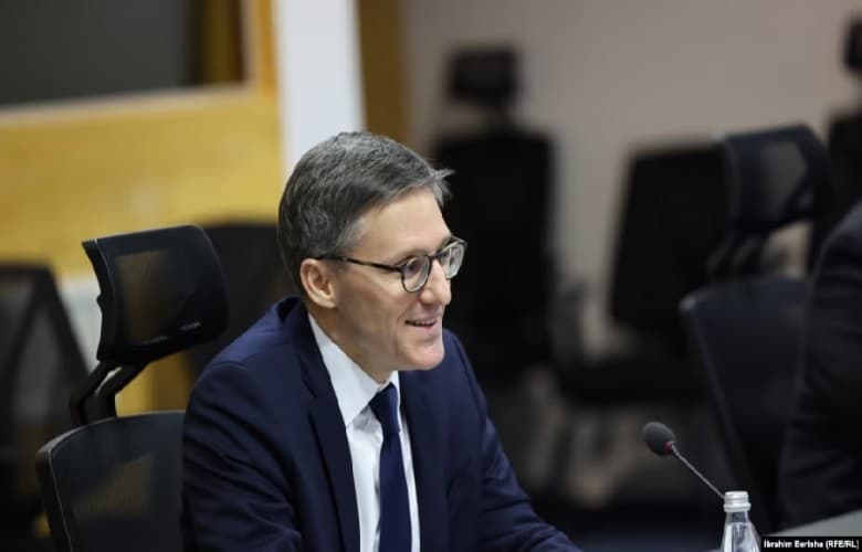 Chollet bisedon me Vuçiqin, pret “takim konstruktiv” në Bruksel më 2 maj