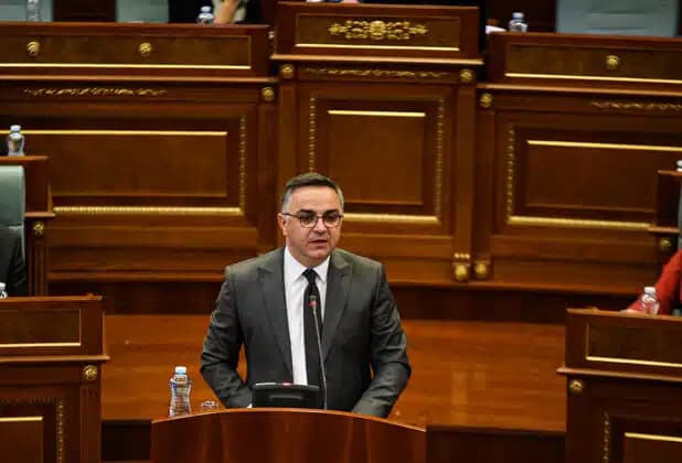 Tahiri për Kurtin: Sovraniteti i Kosovës është reduktuar në një oborr e zyre të një kryetari