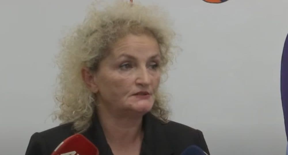 Prokuroria jep detaje për ngjarjen tragjike në Pejë: Djali që dyshohet se vrau nënën e tij, nuk ishte në gjendje të flasë