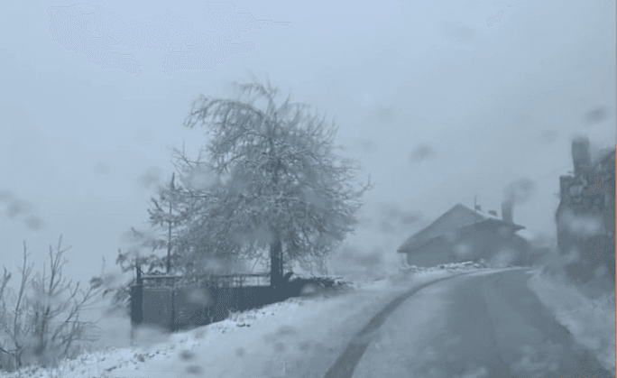 Dimër në pranverë, bora mbulon një qytet të Kosovës