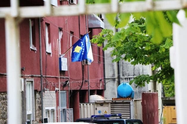 Vendosen flamuj të Kosovës nëpër rrugë dhe në stacionet e Policisë në veri