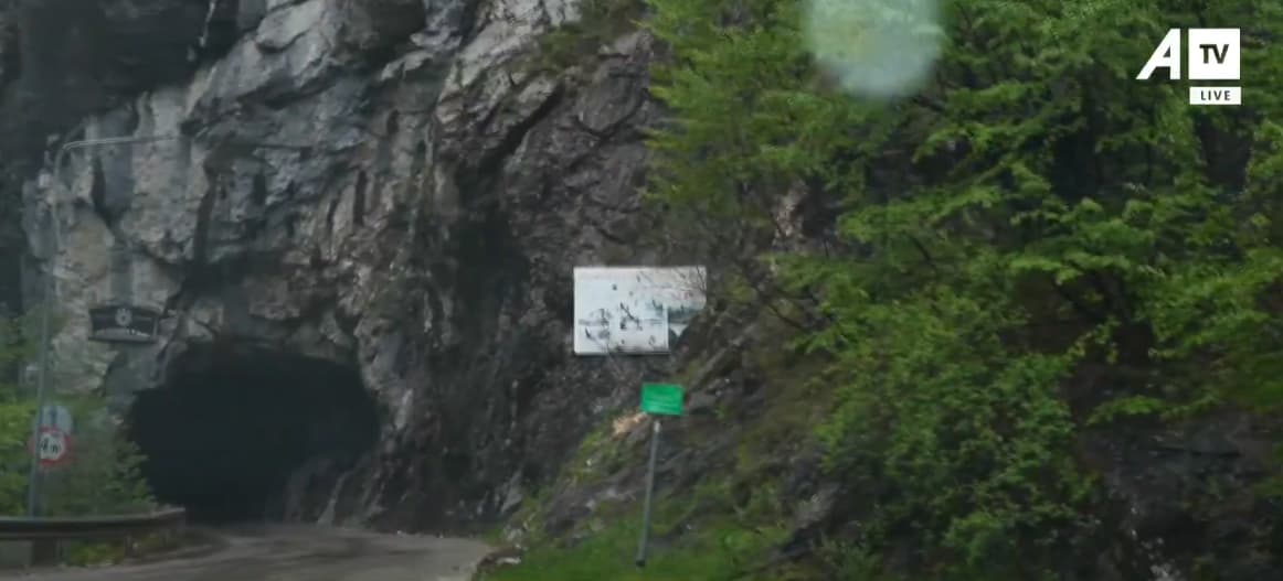 Rruga drejt bjeshkëve të Rugovës me shumë gropa, dëmtohen makinat e turistëve dhe bizneset e vendasve