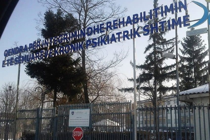 Vdes një person në Qendrën Integruese Rehabilituese në Shtime