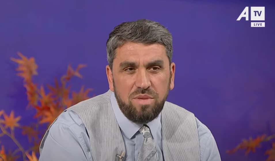Njihuni me hoxhën që e lexoi Kuranin mbi 100 herë dhe e shkroi të tërin me dorë