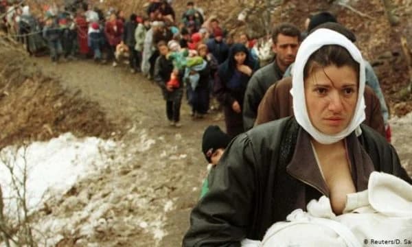 Simboli i eksodit gjatë luftës, si duken sot nëna me foshnjën në gji