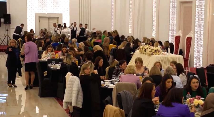 Mbi 500 bija kallabllak bëhen bashkë për iftar, shumica nuk ishin parë moti me njëra tjetrën