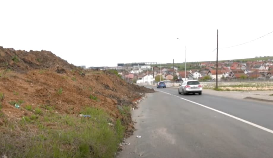 Shembja e dheut ka bllokuar rrugën në fshatin Shkabaj