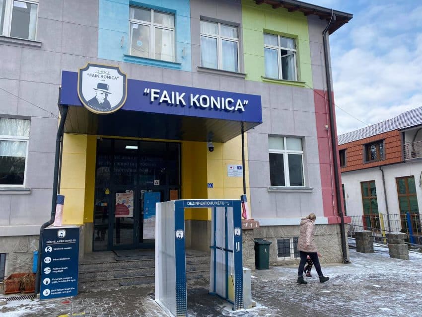 Dy të mitur të lënduar pas goditjes nga rryma në shkollën “Faik Konica” në Prishtinë