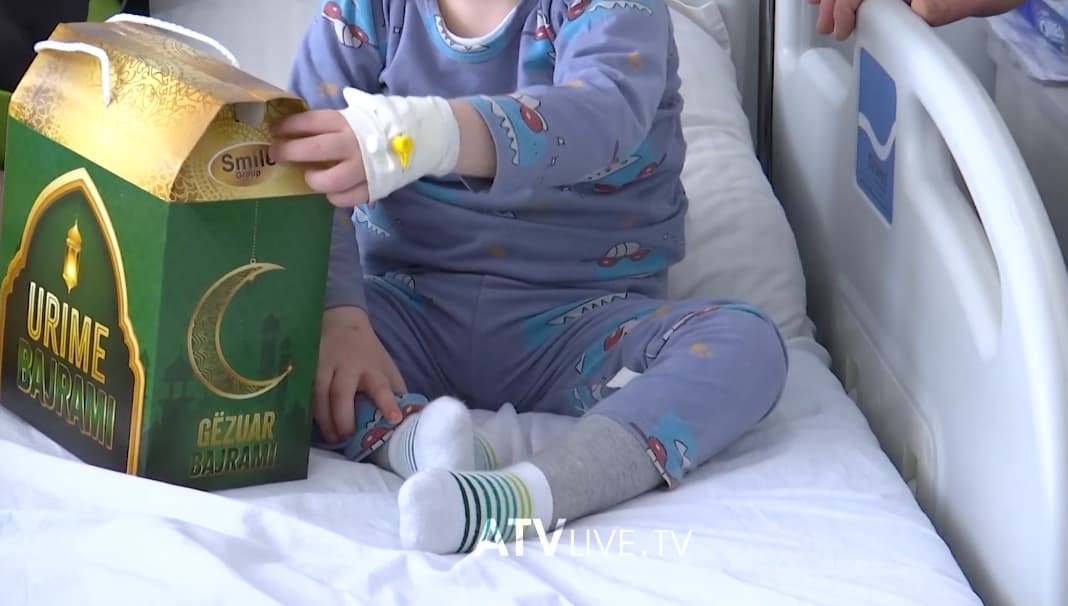 Para Fitër Bajramit, disa organizata gëzuan fëmijet në Klinikat e QKUK së me dhurata