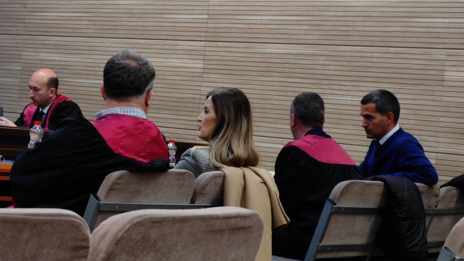 Ish-ministrja Dhurata Hoxha lirohet nga akuza për korrupsion