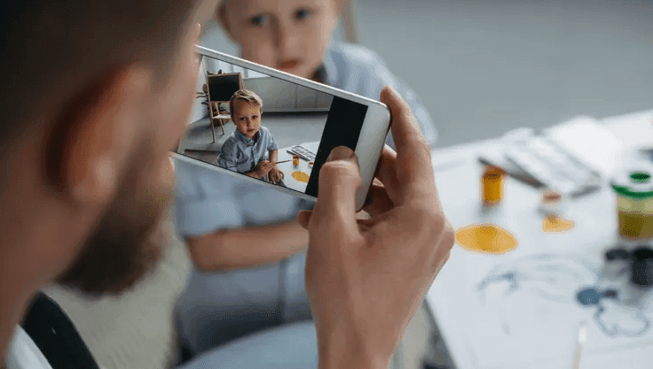 Ligj i ri në Francë, prindërve mund t’u ndalohet shpërndarja e fotografive të fëmijëve në internet