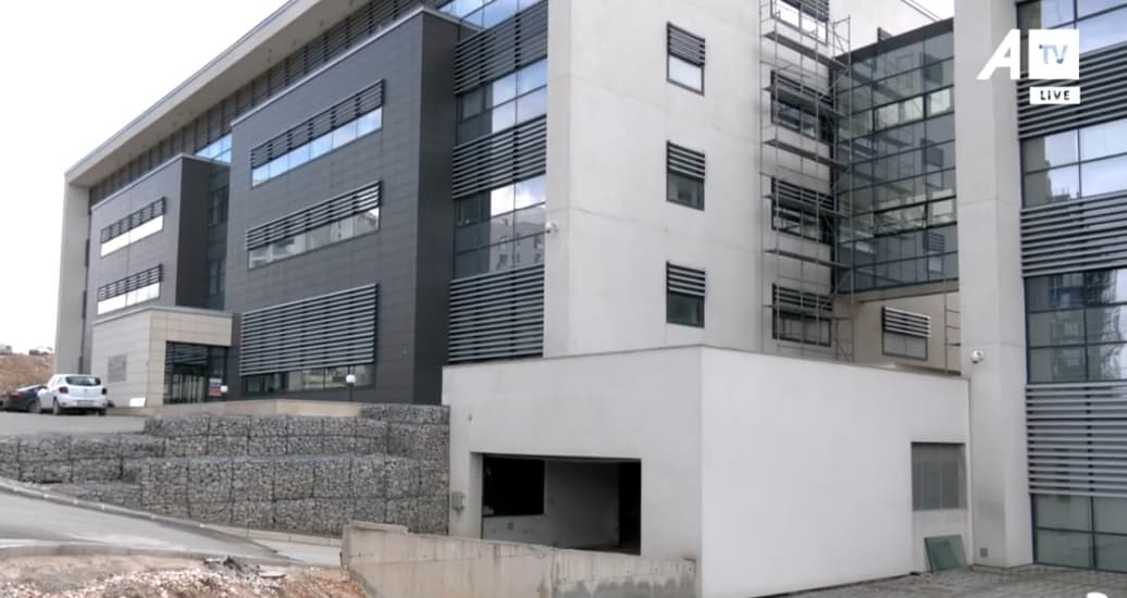 Garazhi i Pallatit të Drejtësisë mbushet me lojëra të fatit