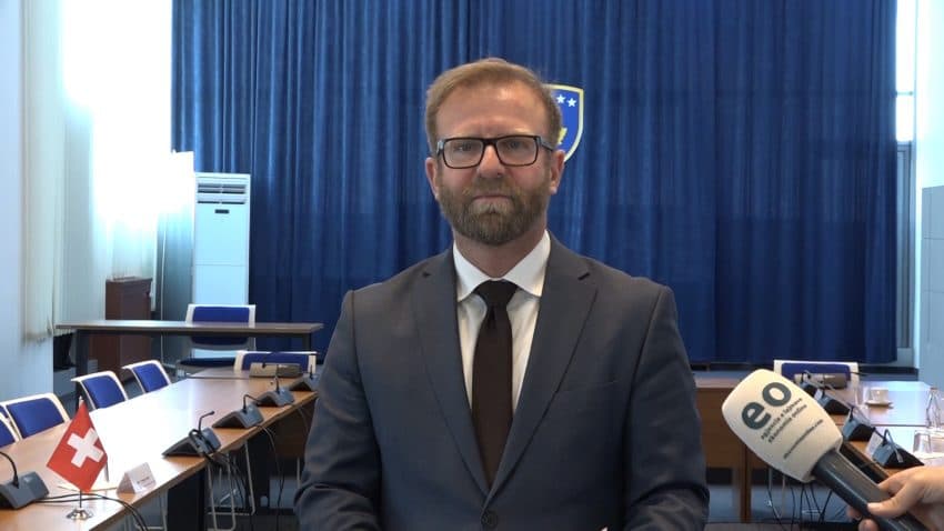 Haki Abazi i reagon hoxhës: Fyerja e simboleve kombëtare, ndjellje e urrejtjes