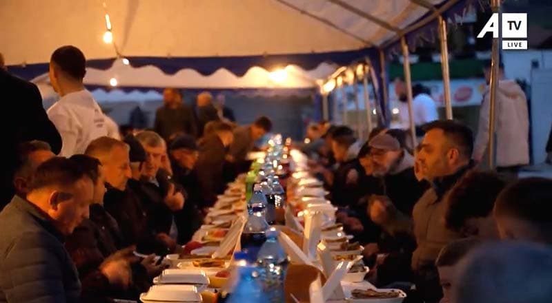 Mblidhen për iftar të gjithë banorët e fshatit Hogosht, tradita vazhdon që 16 vjet