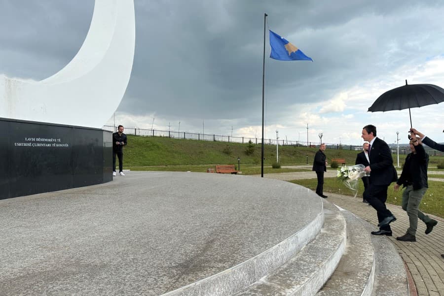 Kurti bëri homazhe në Kompleksin Memorial në Marinë