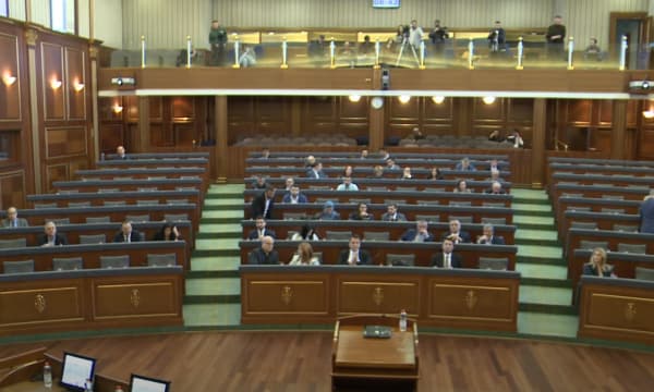 Vetëm 48 deputetë në sallë, seanca e kuvendit shtyhet për nesër