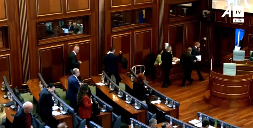 Pozita voton disa nga pikat e rendit të ditës, opozita lëshon sallën