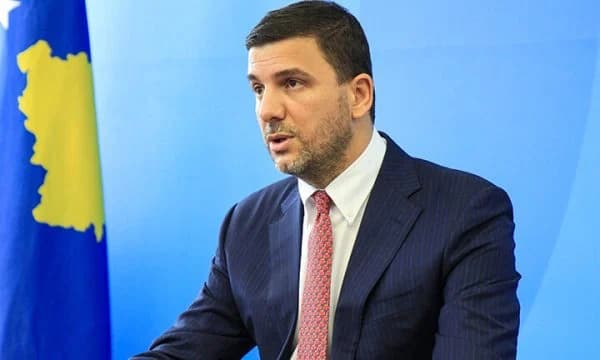 Krasniqi reagon pas sulmit ndaj Valon Sylës: Askush s’ka të drejtë të cenojë demokracinë dhe pluralizmin e mendimeve