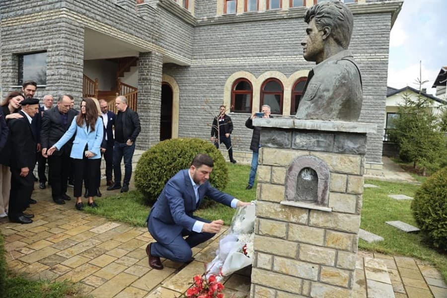 ​Krasniqi nderon komandantin Ilaz Kodra: Dëshmorët janë themeli i shtetit të Kosovës