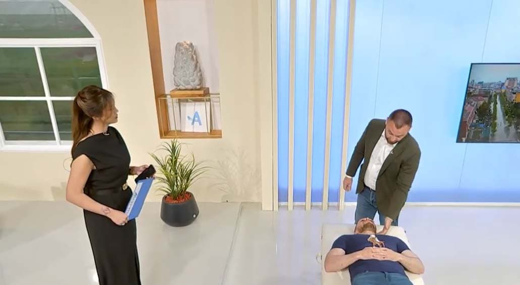 A je mirë? Moderatorja “tronditet” kur fizioterapeuti demostron live shërimin e dhimbjes se qafës