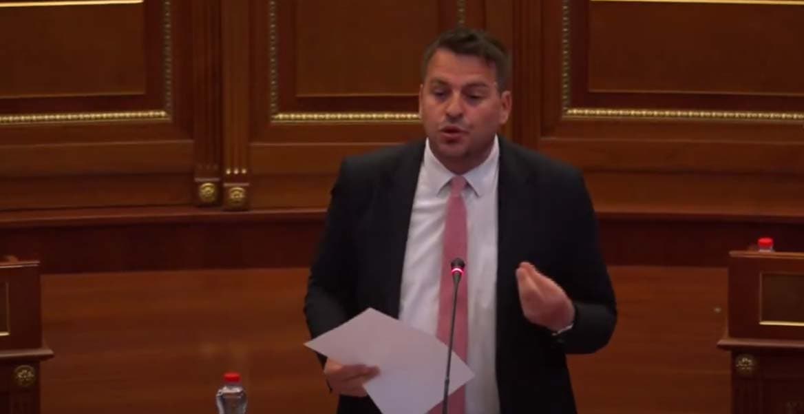 ​Muja u reagon deputetëve të PDK-së për “picën në burg”