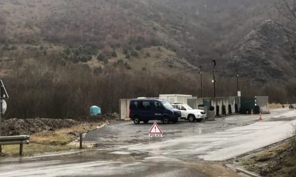 Vendoset tabelë afër urës së Bistricës me mbishkrimin, “Policia speciale e Kurtit po qëllon ndaj serbëve”