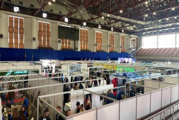 ​Mbi 100 biznese vendore e ndërkombëtare promovojnë turizmin në Prishtinë