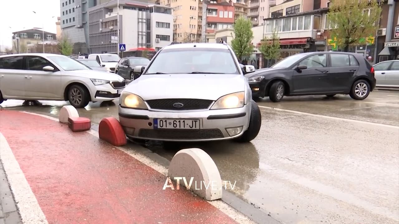 Pengesat për ndalimin e parkimit të automjeteve në trotuare, shkaktojnë vështirësi në disa rrugë