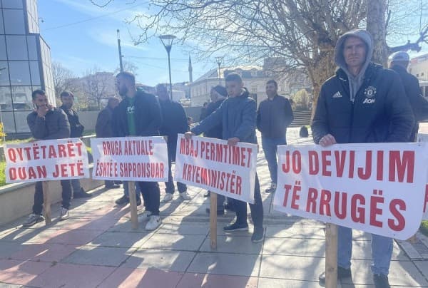 ​Banorët nga Malisheva e Klina protestojnë para Qeverisë kundër devijimit të autostradës