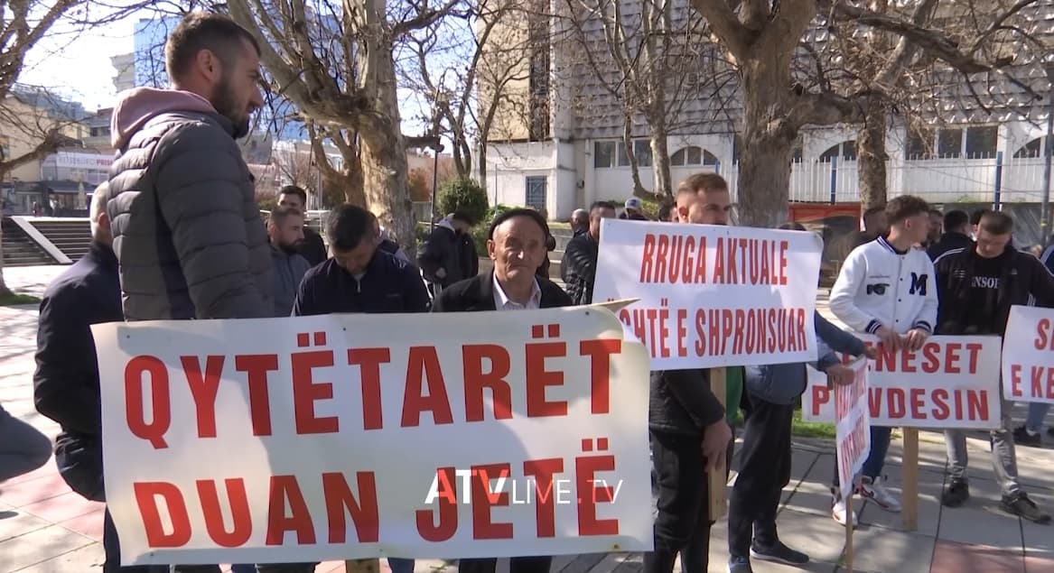 Klinasit nuk heqin dorë, protestojnë para Qeverisë
