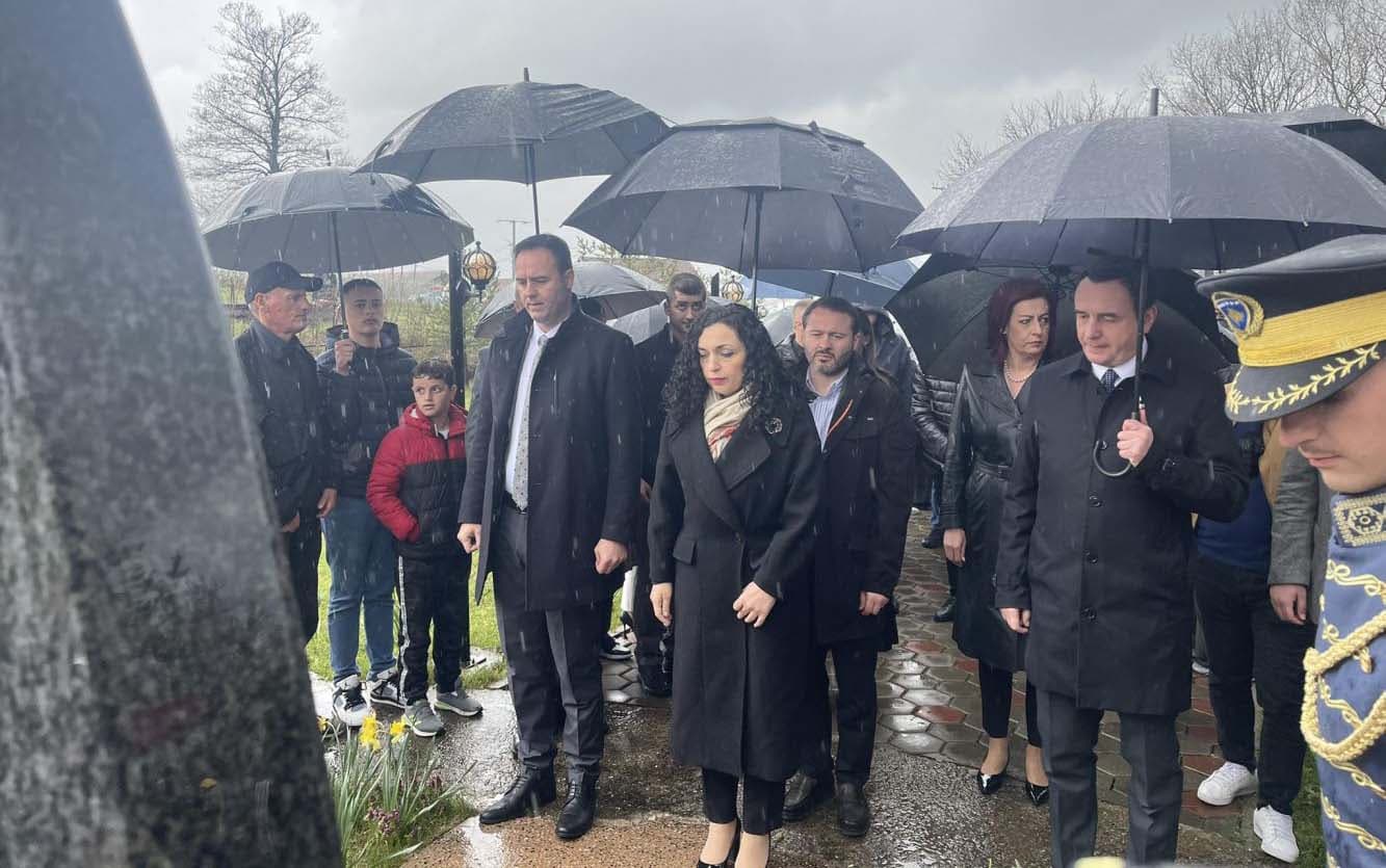Krerët e shtetit nderojnë viktimat e masakrës së Poklekut, në 24-vjetorin e rënies