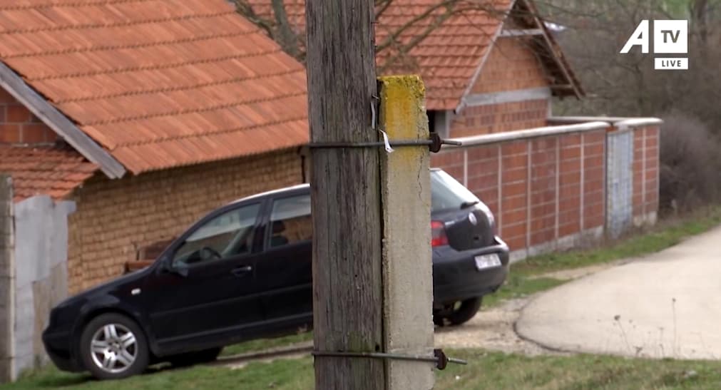 Shtyllat elektrike të dëmtuara, rrezikohen banorët e Fushticës