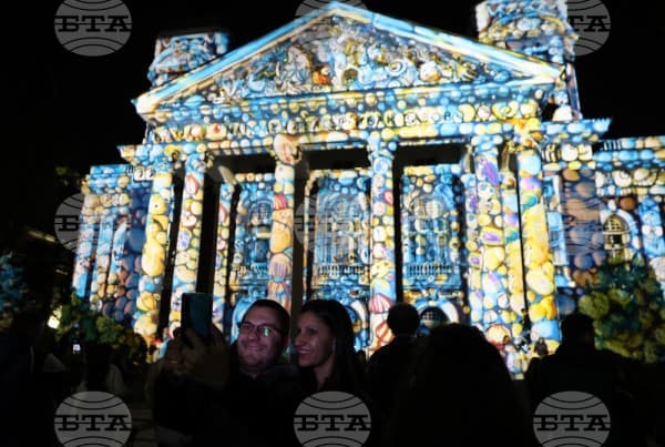 ​23 instalacione artistike ndriçuese shndërrojnë Sofjen në një galeri arti të hapur