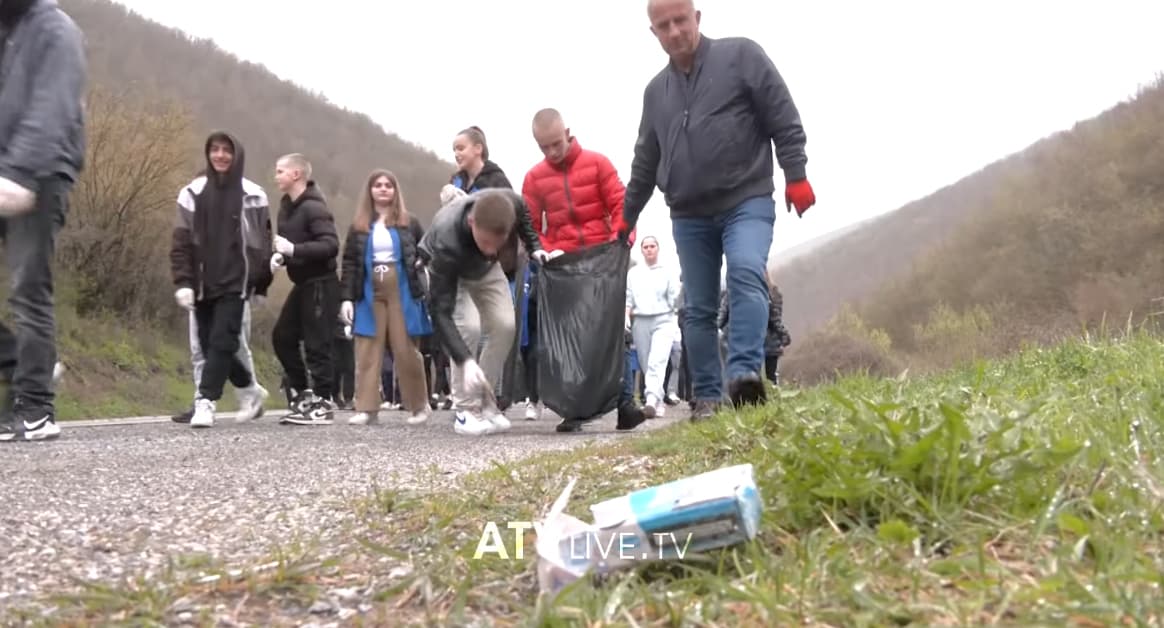 Vazhdon tradita, 5 mijë suharekas pastrojnë qytetin e fshatrat