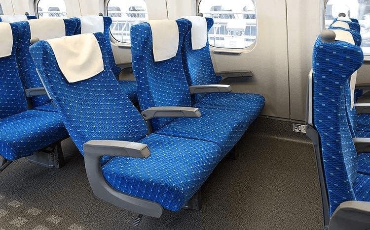 Pse trenat nuk kanë rripa sigurie?