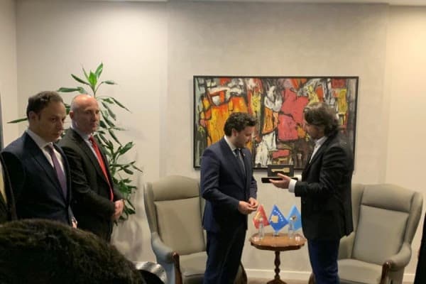 Rama ia dhuron Abazoviqit “Çelësin e Prishtinës“