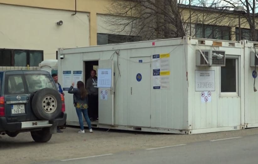 Tre votues serb në qendrën e votimit në Leposaviq