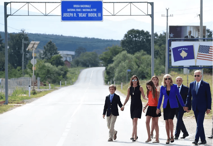 Bideni i emocionuar përkujton Beaun, djalin që shërbeu në Kosovë