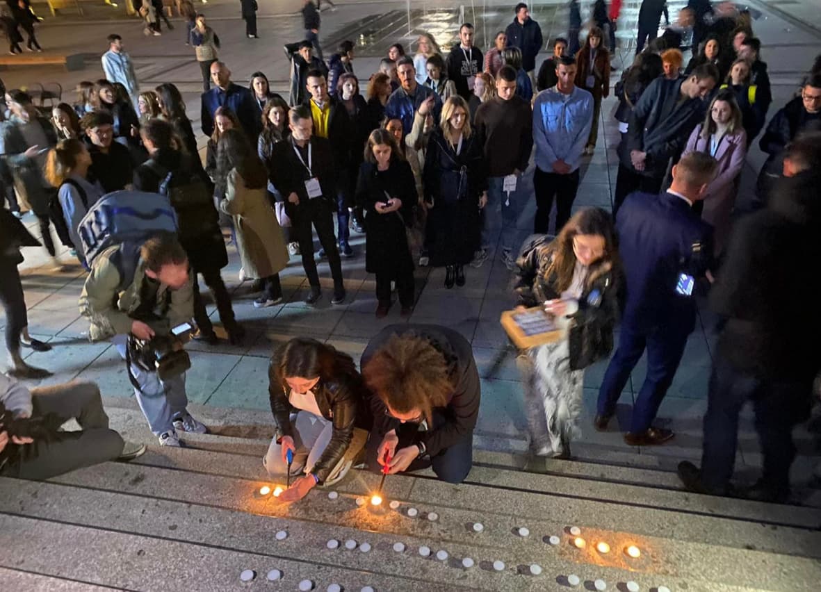Në Prishtinë ndizen qirinj për nxënësit e vrarë në Beograd