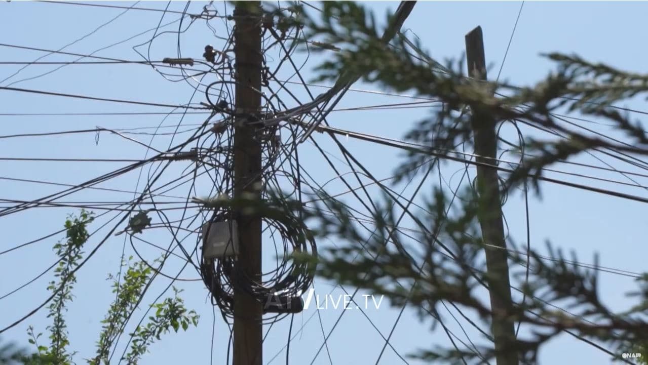 Rreziku nga shtylla elektrike në qendër të kryeqytetit