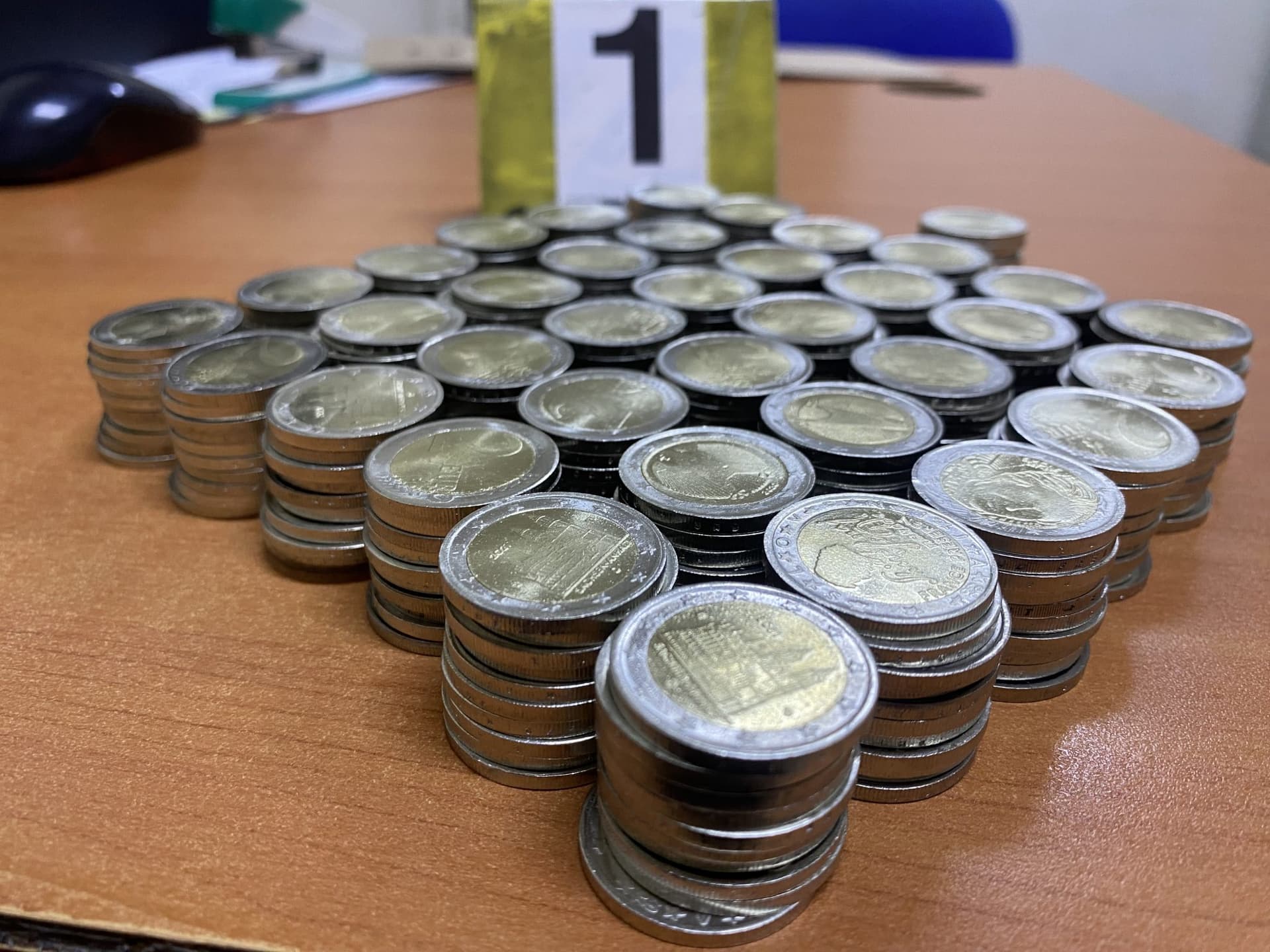 Arrestohet 41-vjeçari, vuri në qarkullim 740 euro false, të gjitha monedha nga 2 euro
